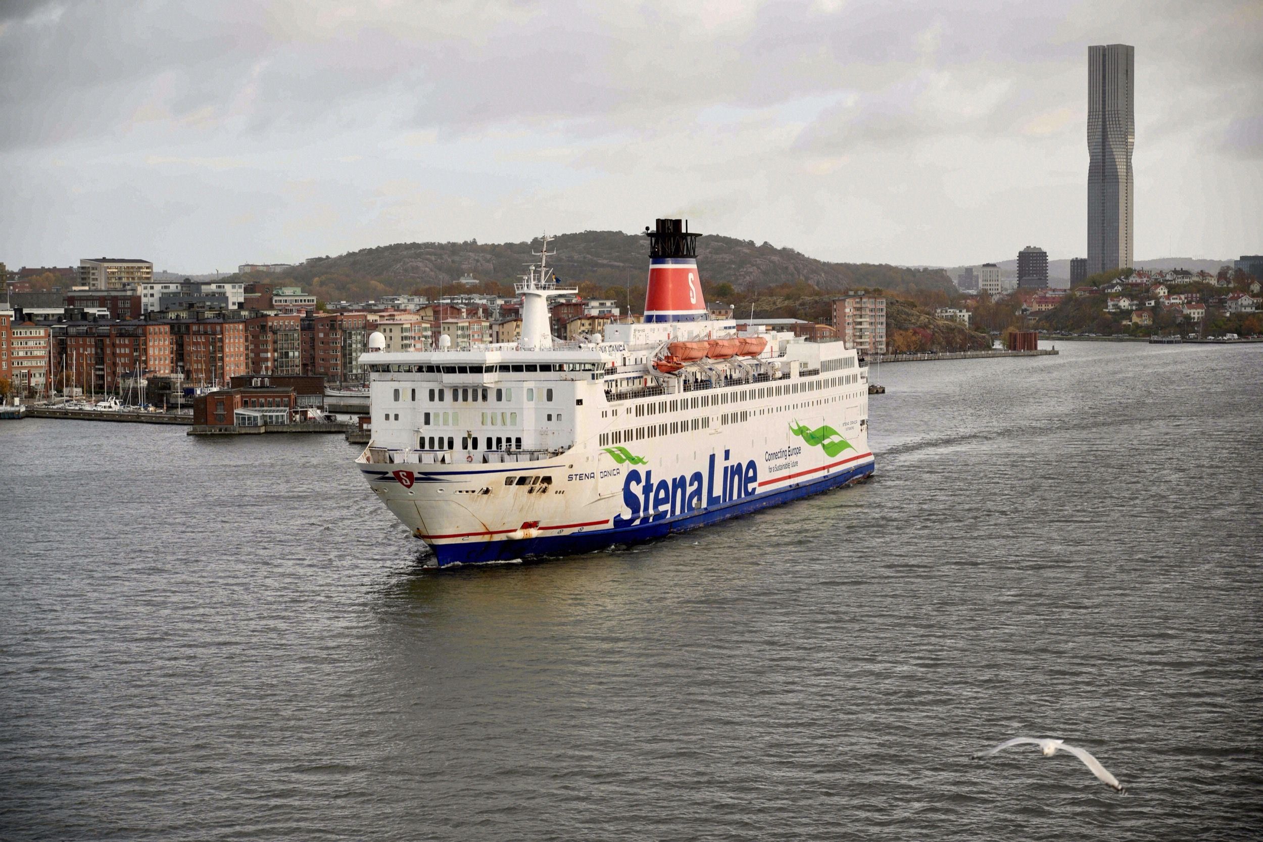 Eine Stena-Line-Faehre faehrt auf dem Goeta aelv am Hafen von Goeteborg vorbei, im Hintergrund der markante Lindholmen-Wolkenkratzer.