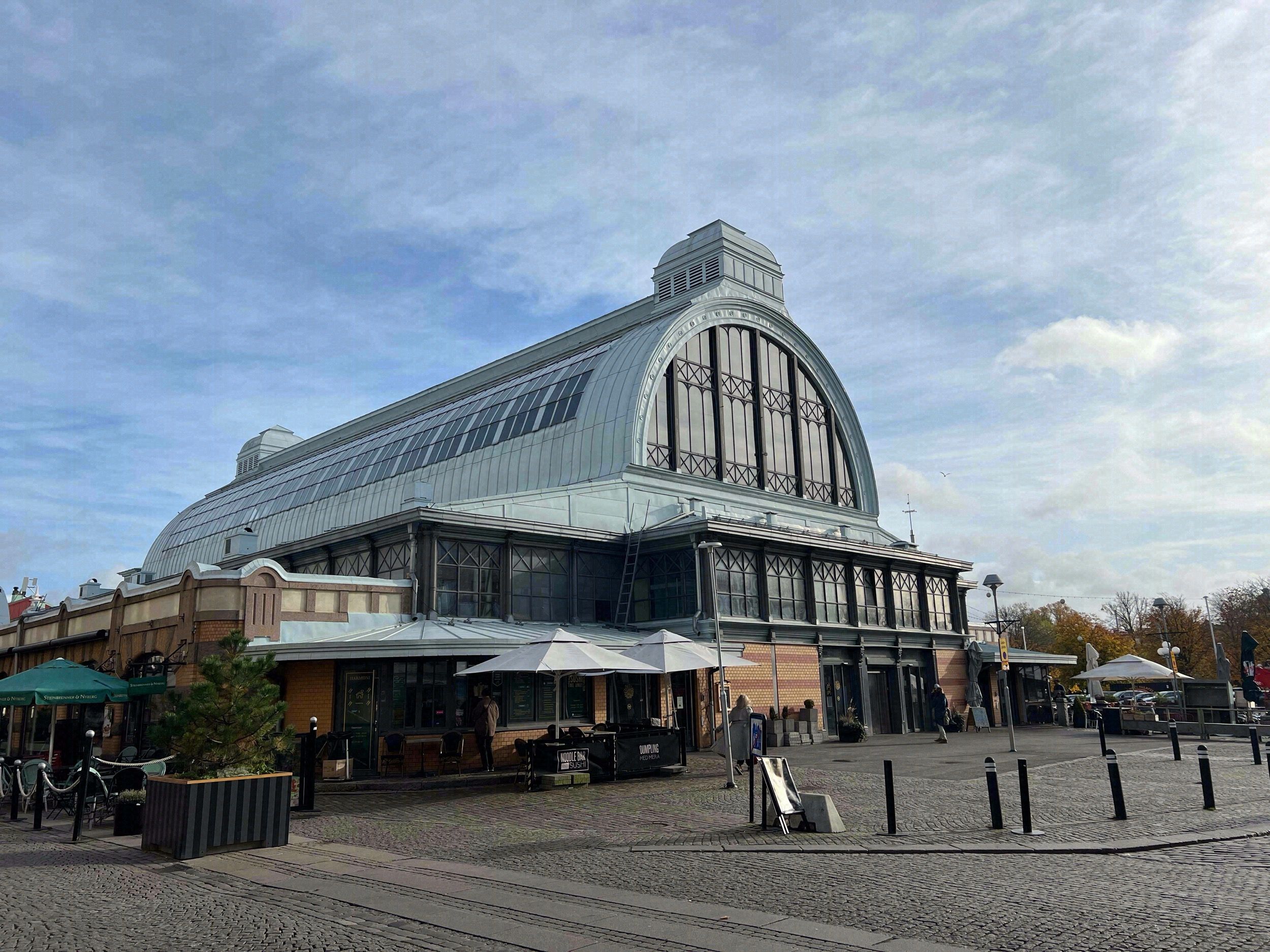 Die Feskekôrka, Göteborgs bekannte Fischhalle mit ihrem charakteristischen Glasgewölbe, von außen an einem bewölkten Herbsttag.