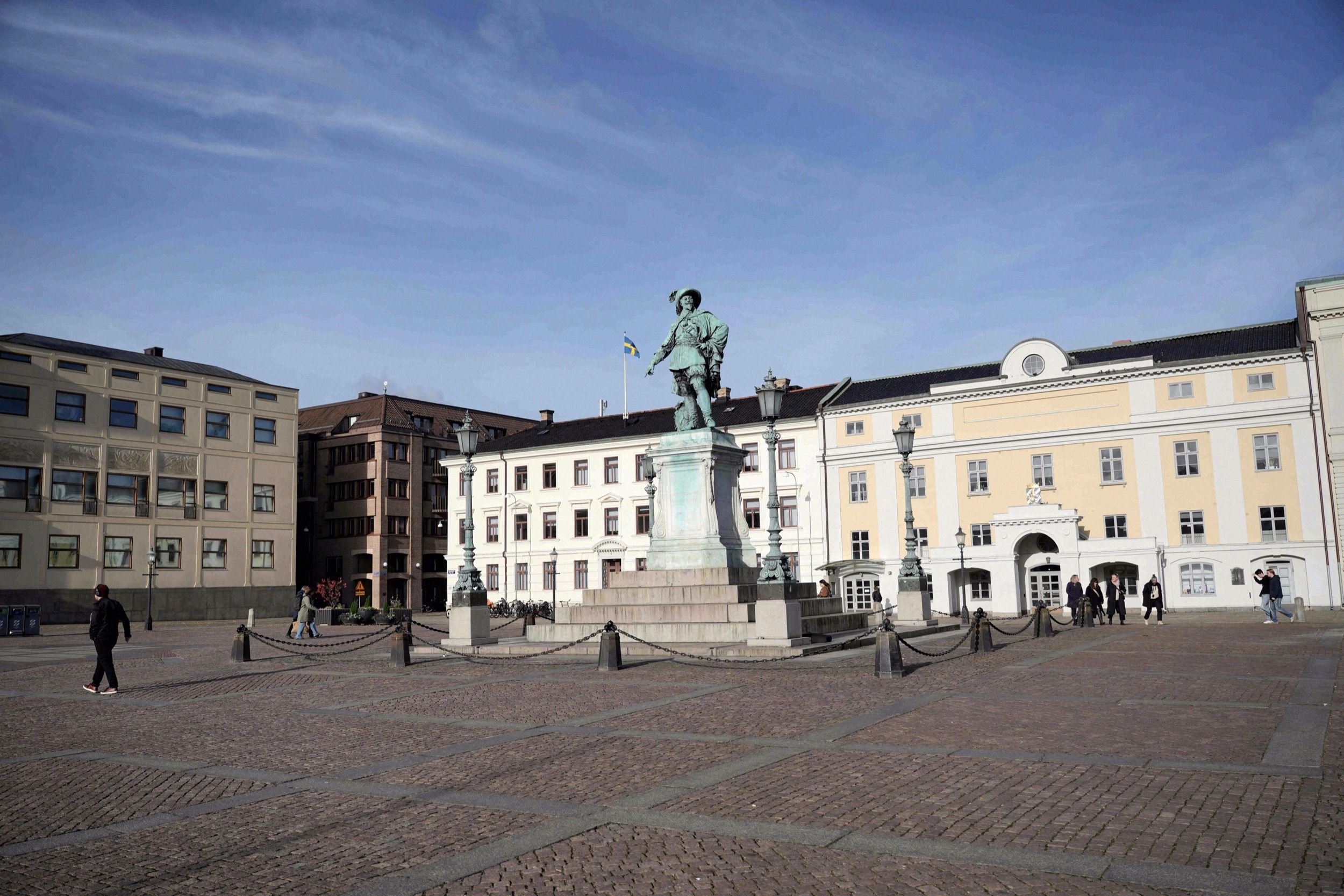 Der Gustaf Adolfs torg mit dem Reiterstandbild Koenig Gustafs II. und dem Rathaus im Hintergrund bei blauem Himmel.