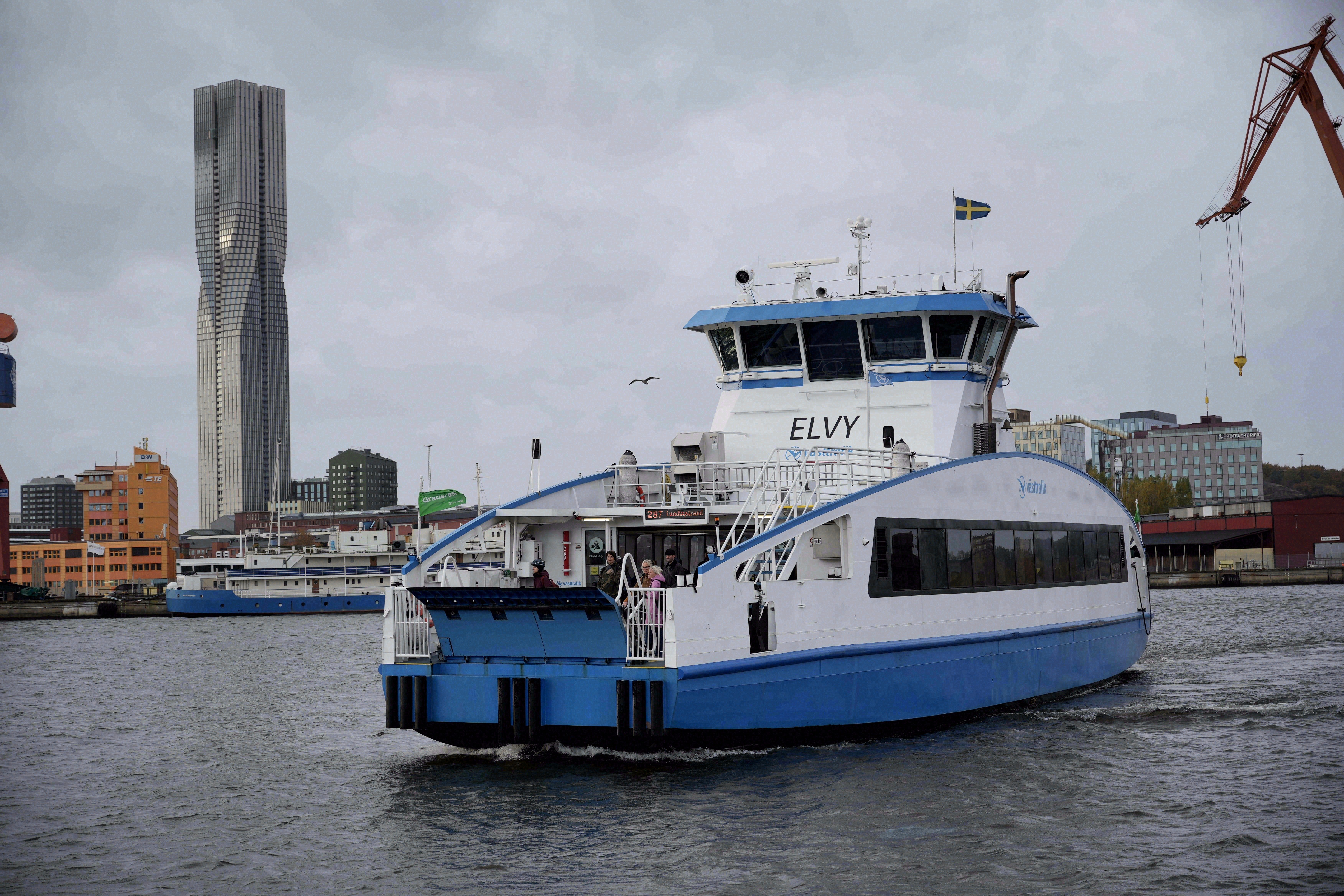 Die Älvsnabben-Fähre ELVY auf dem Göta älv vor dem Wolkenkratzer Karlatornet in Lindholmen, Göteborg.