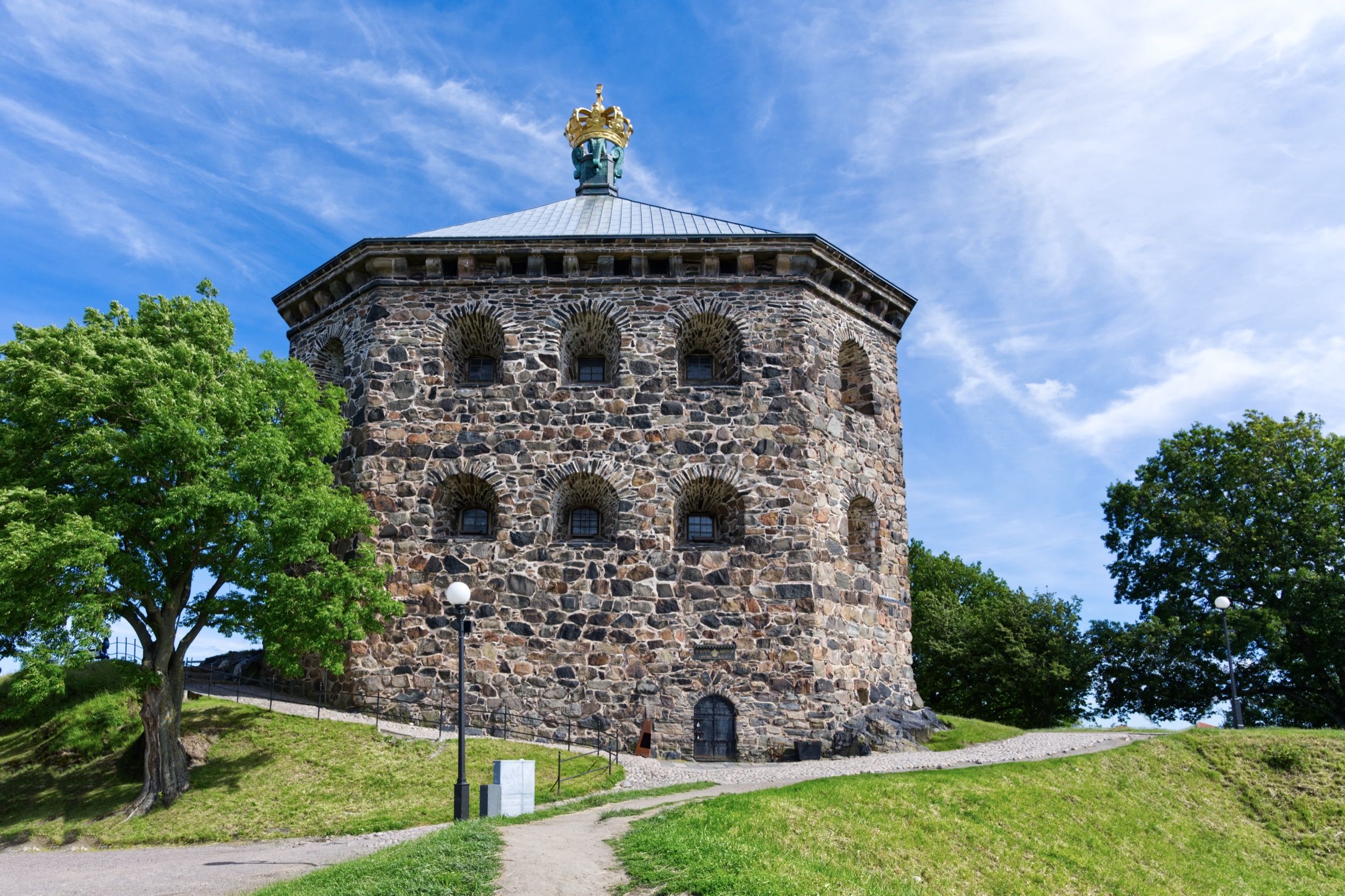 Der Skansen Kronan ist ein massiver historischer Rundturm aus Stein im Stadtviertel Haga und dient als ikonisches Wahrzeichen Göteborgs mit Blick über die Stadt.