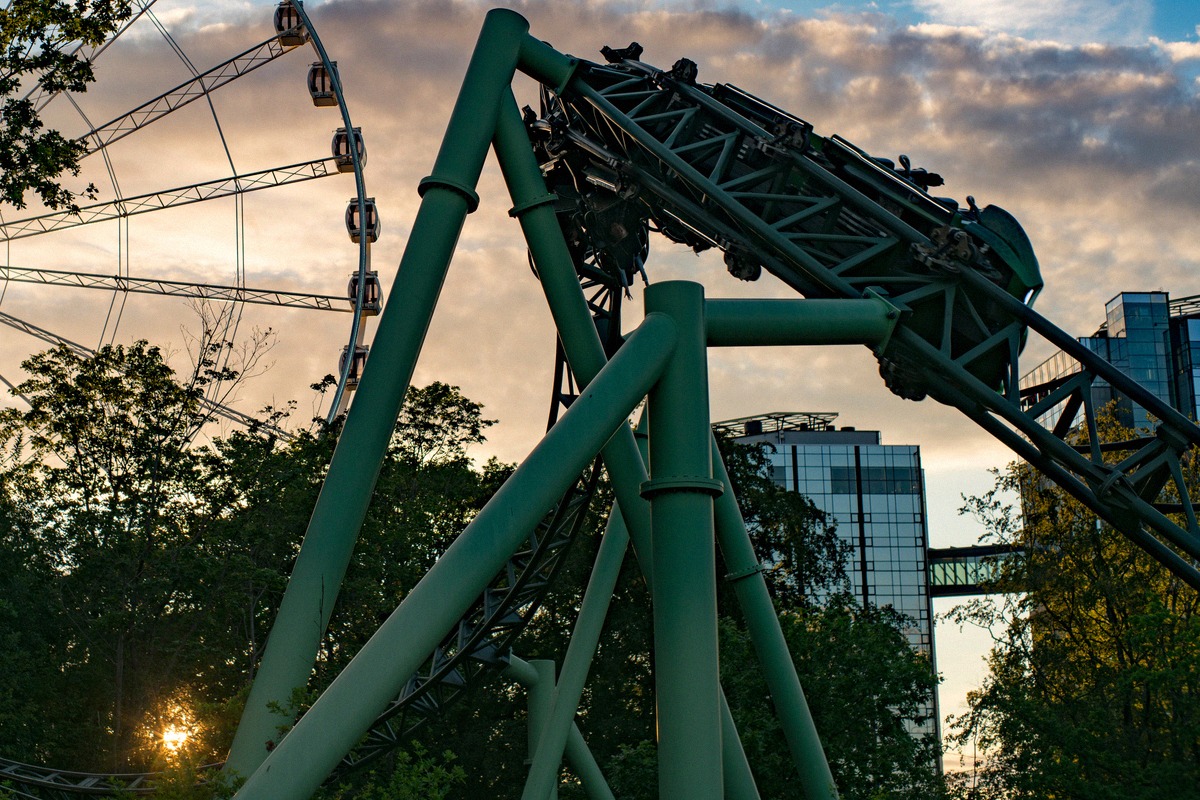 Die Achterbahn Helix im Liseberg in der Abenddämmerung