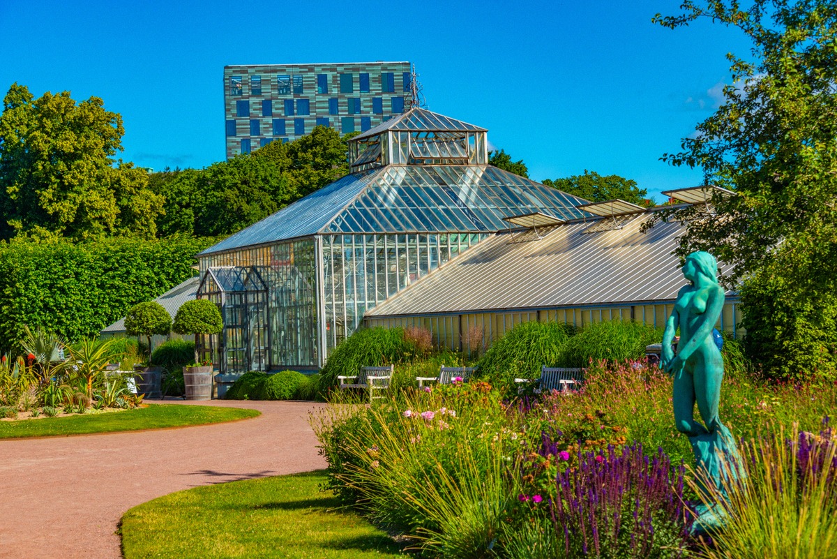 Das Palmenhaus der Trädgårdsföreningen hinter blühenden Staudenbeeten