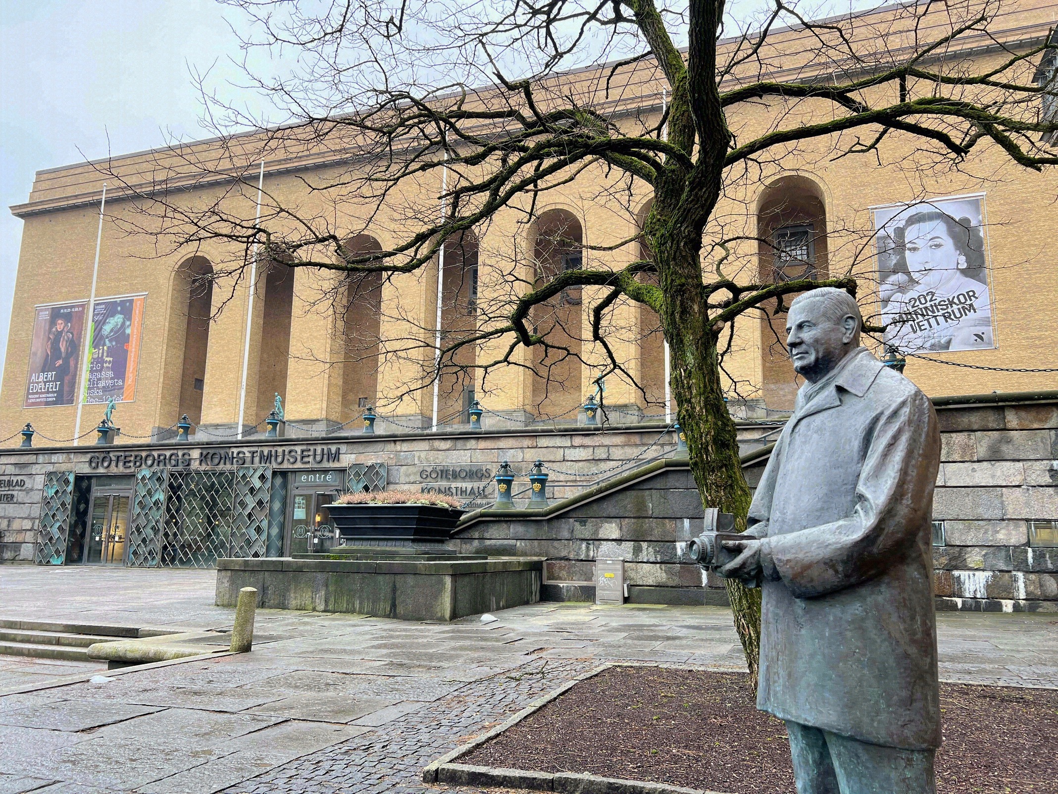 Das Göteborgs Konstmuseum an der Götaplatsen mit einer Bronzestatue im Vordergrund und dem Schriftzug am neoklassizistischen Eingangsportal.