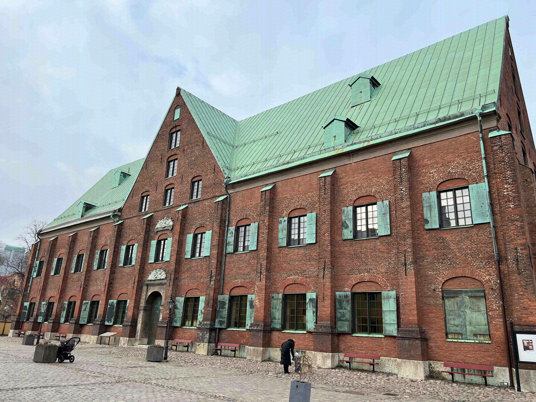 Das Kronhuset, Göteborgs ältestes erhaltenes Profangebäude aus dem 17. Jahrhundert, mit markanter roter Backsteinfassade und grünem Kupferdach.