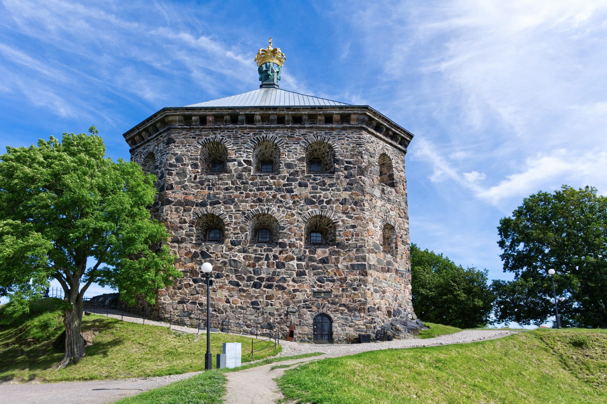 Der Skansen Kronan ist ein massiver historischer Rundturm aus Stein im Stadtviertel Haga und dient als ikonisches Wahrzeichen Göteborgs mit Blick über die Stadt.