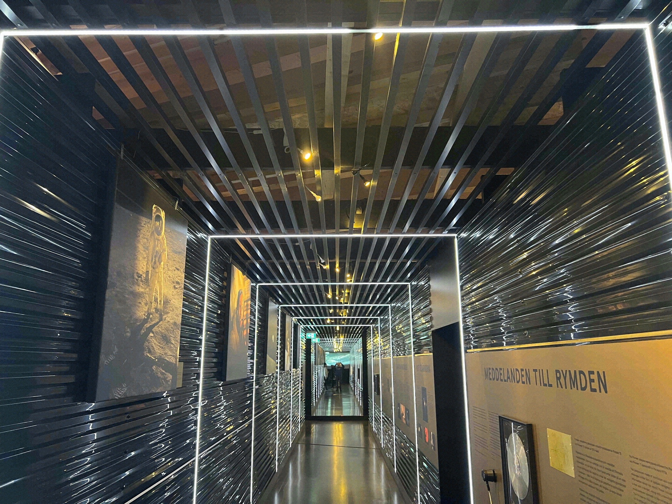 Der Weltraum-Korridor im Universeum mit dem Schriftzug 'Meddelanden till rymden' und atmosphärischer Spiegeldecke.